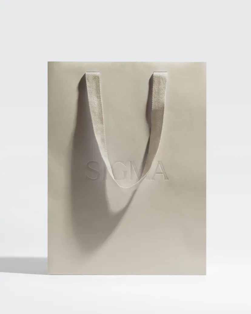Bolsa de papel con logo Sigma en relieve, empaque premium
