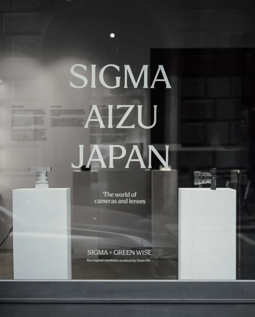 Escaparate con tipografia Sigma Serif, texto SIGMA AIZU JAPAN